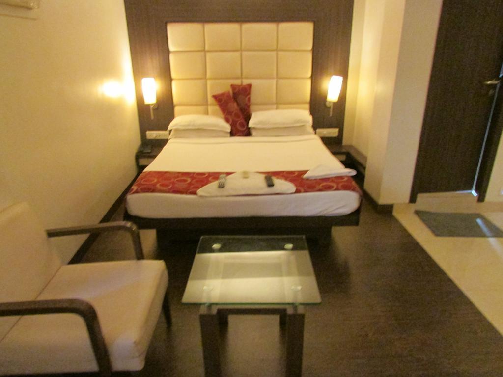 Hotel Mourya Residency Thane Exteriör bild
