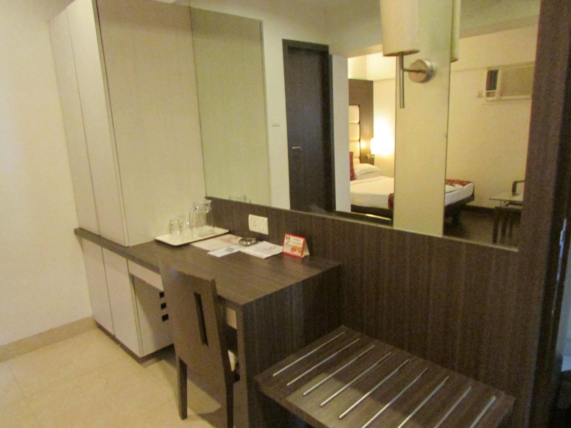 Hotel Mourya Residency Thane Exteriör bild