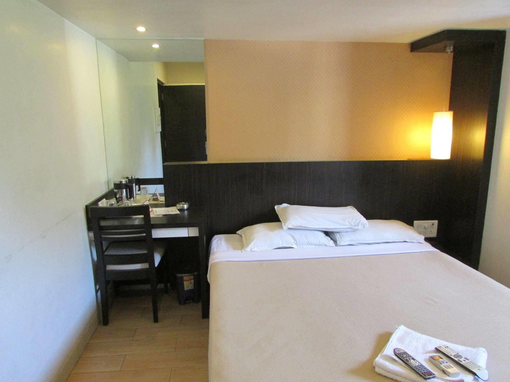 Hotel Mourya Residency Thane Exteriör bild