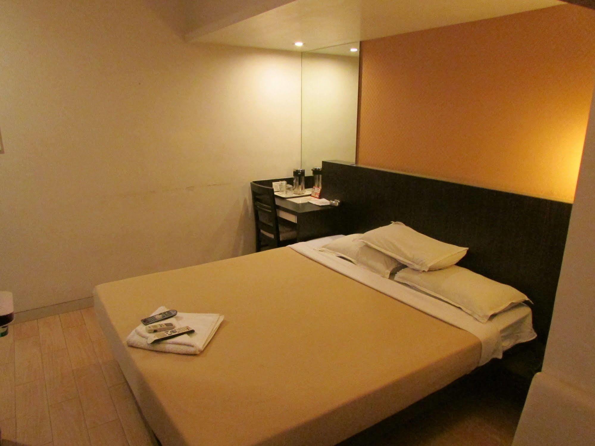 Hotel Mourya Residency Thane Exteriör bild