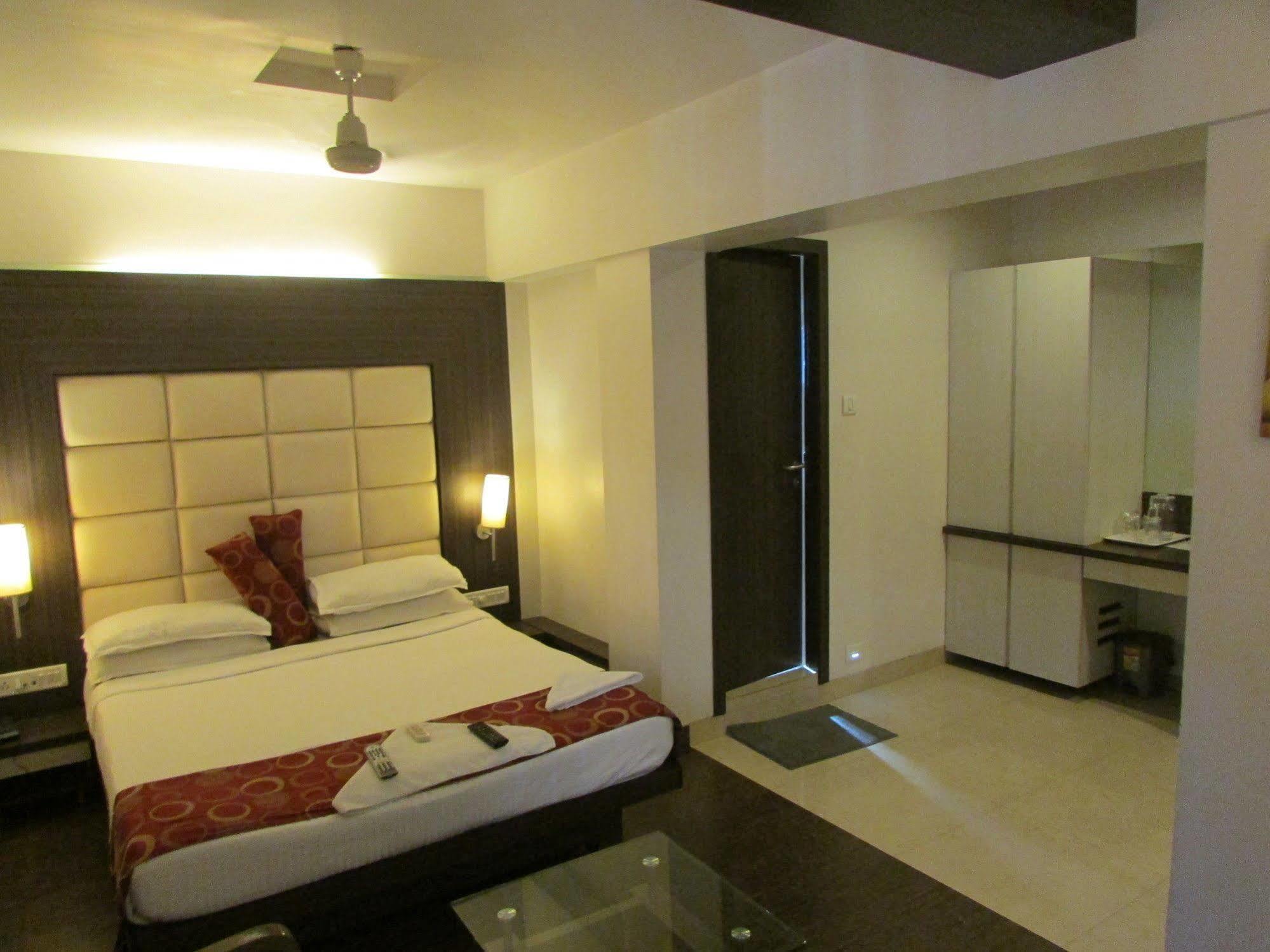 Hotel Mourya Residency Thane Exteriör bild