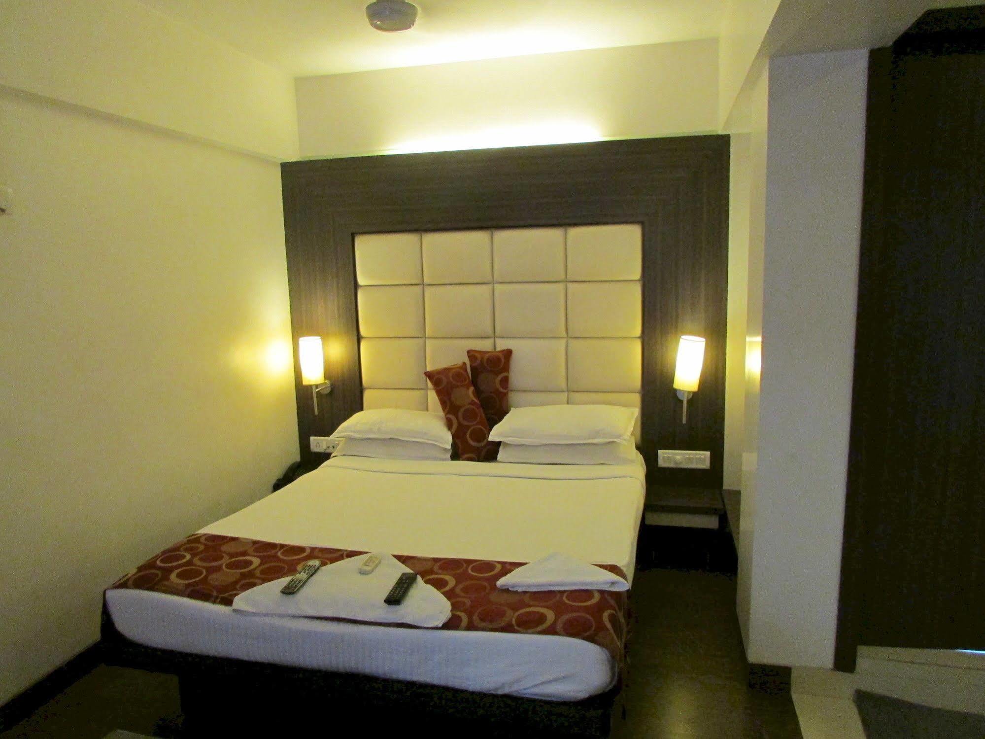 Hotel Mourya Residency Thane Exteriör bild