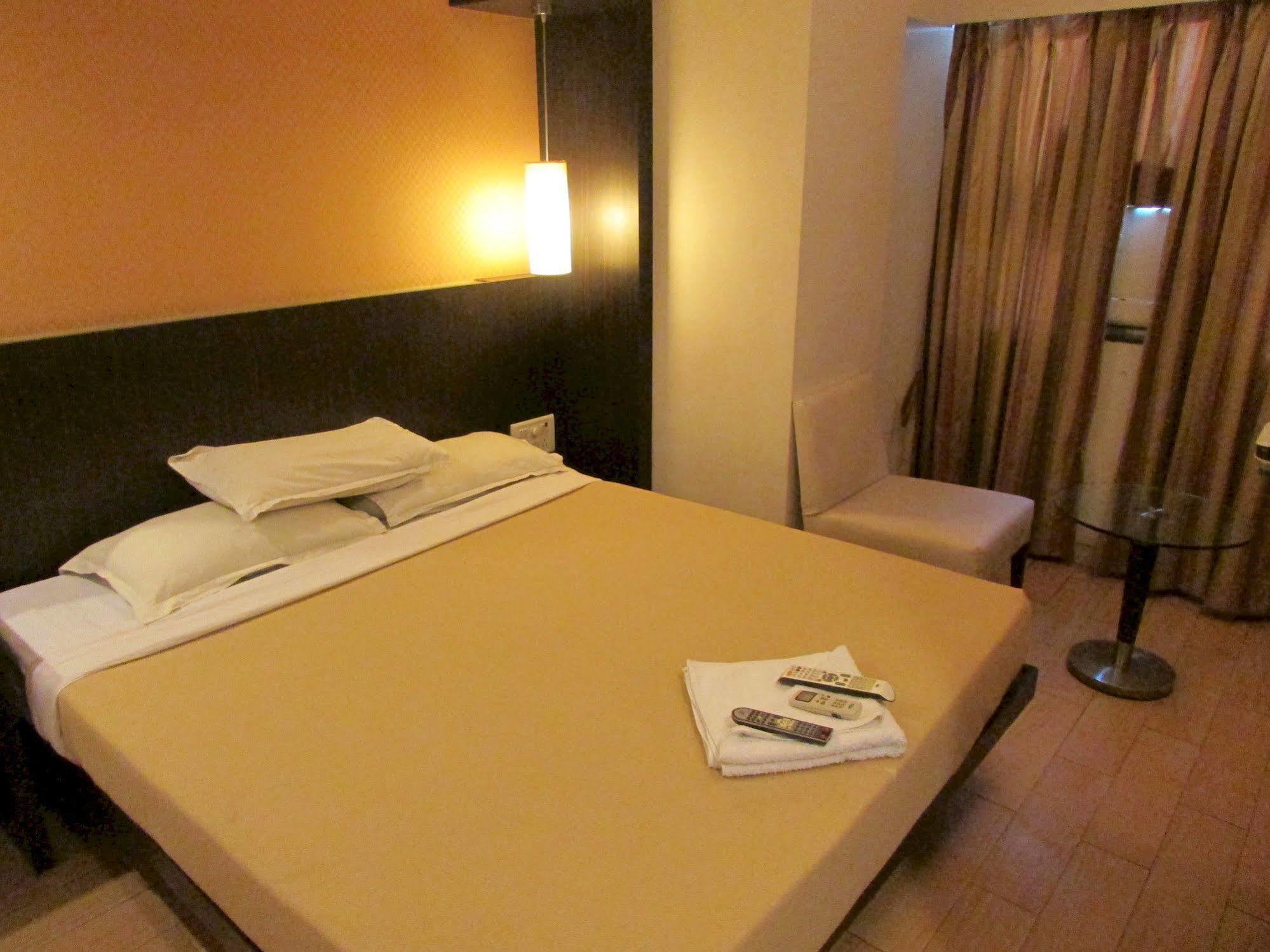 Hotel Mourya Residency Thane Exteriör bild